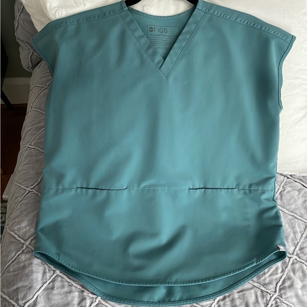 Figs scrub top